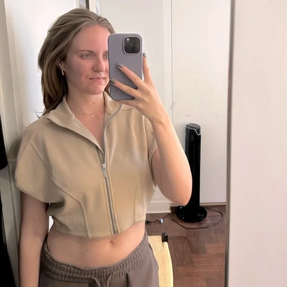 Lululemon Beige Zip Crop Vest - Picture 6 of 7